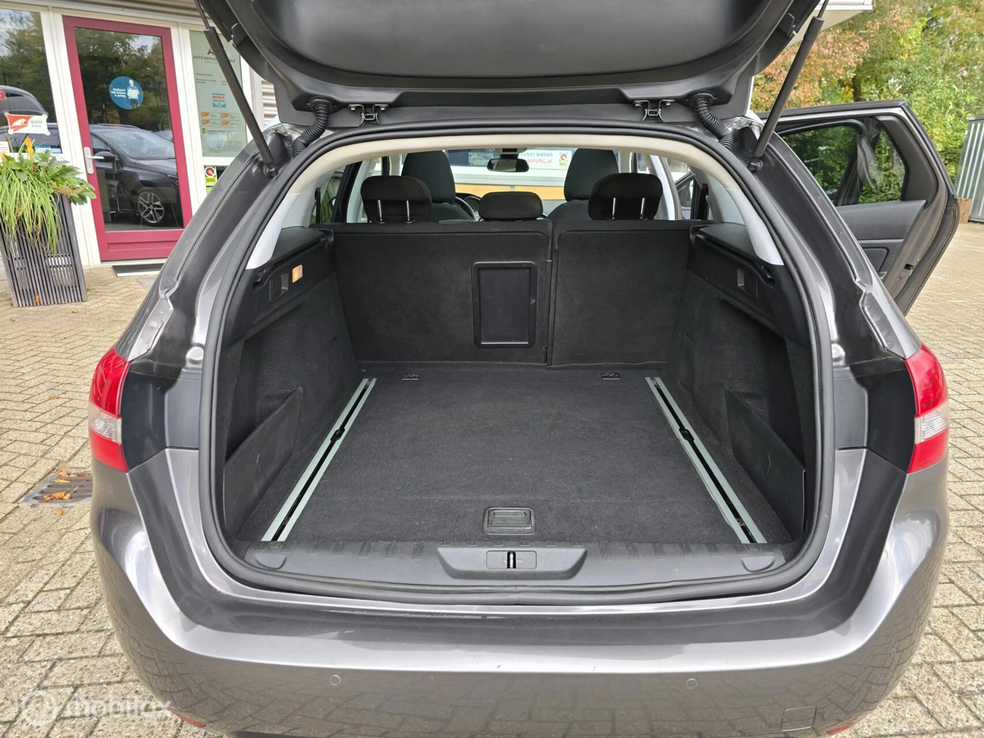 Peugeot 308 SW 1.2 PureTech Blue Lease Executive — photo 30