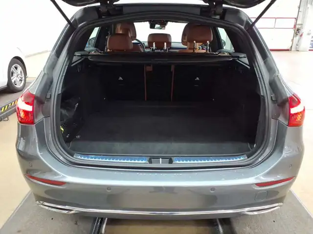 Mercedes-Benz C-Class view 9