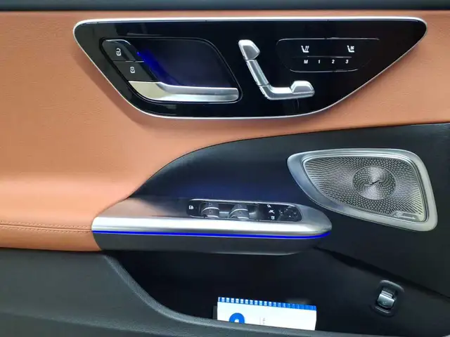 Mercedes-Benz C-Class view 4
