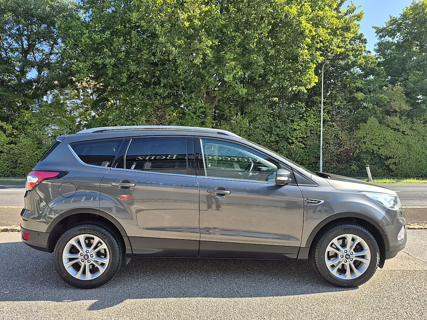 Ford Kuga 2,0 TDCi Titanium Powershift Aut. Grau - 2
