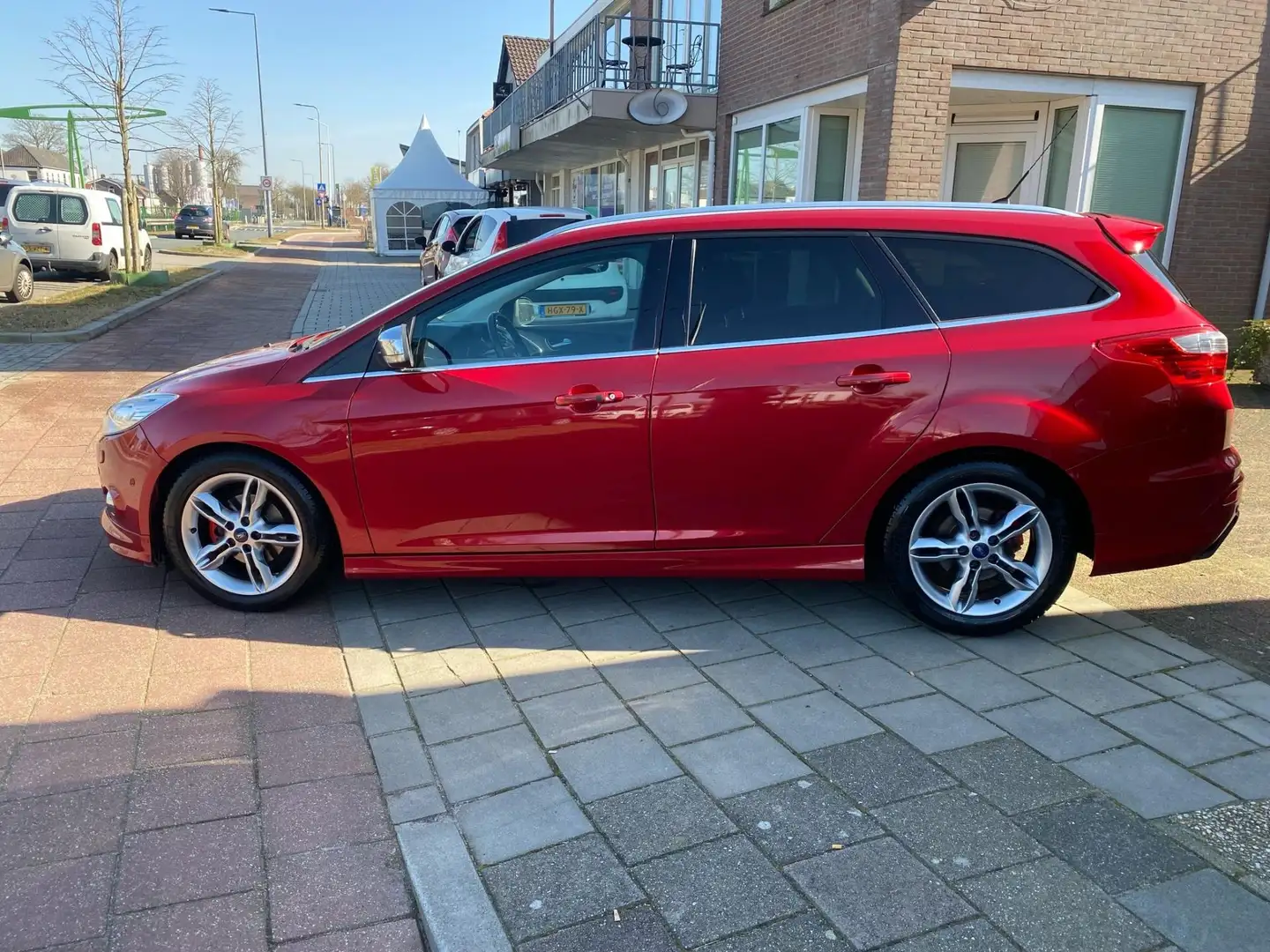 Ford Focus Wagon 1.0 EcoBoost ST-LINE 125 PK CLIMATECONTR PAR Rood - 2