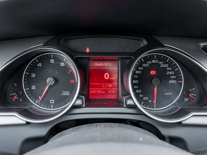 2010 Audi A5 2.0T 6-Speed Manual / AS-IS SPECIAL / thumb 11