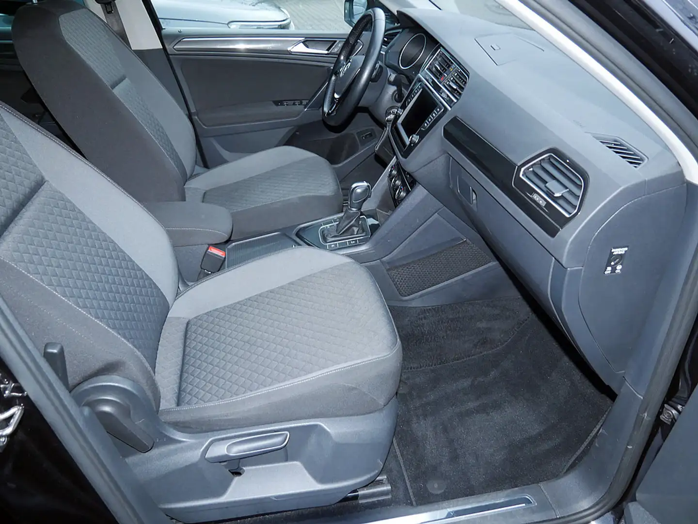 Volkswagen Tiguan 1.4 TSI ACT BMT Comfortline LED 360° Schwarz - 2