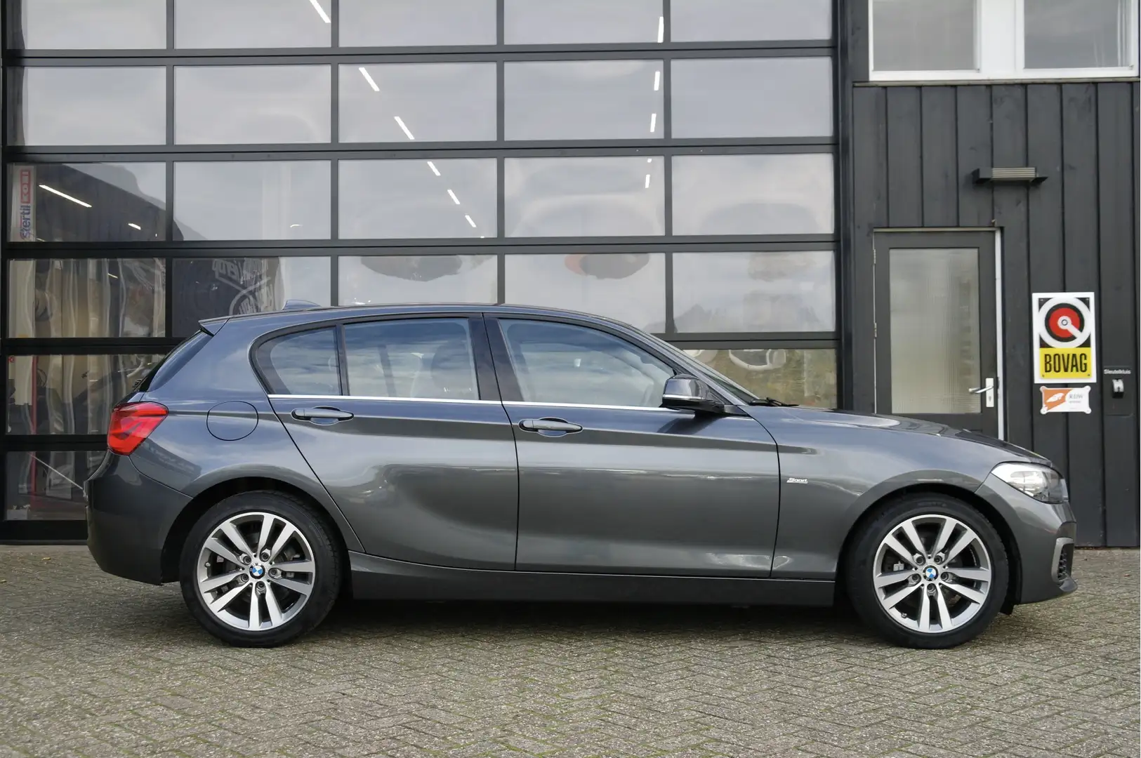 BMW 125 1-serie 125i 218 PK M Sport | Cruise | Clima | Nav Grijs - 2