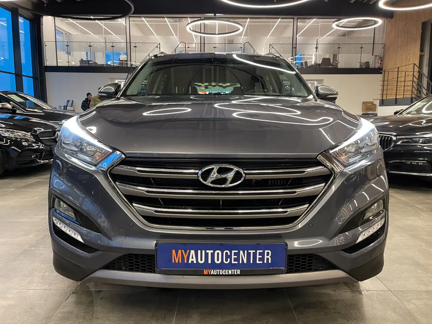Hyundai TUCSON Premium 4WD *AHK*KAMERA*NAVI*PANO*LEDER* Grau - 2