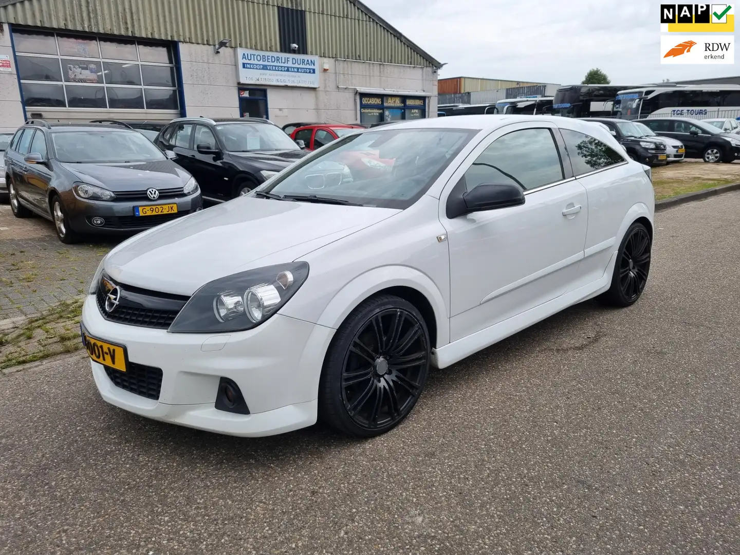 Opel Astra GTC 1.6 Sport 85kw 3-Drs Airco! Bj:2011 Wit - 1