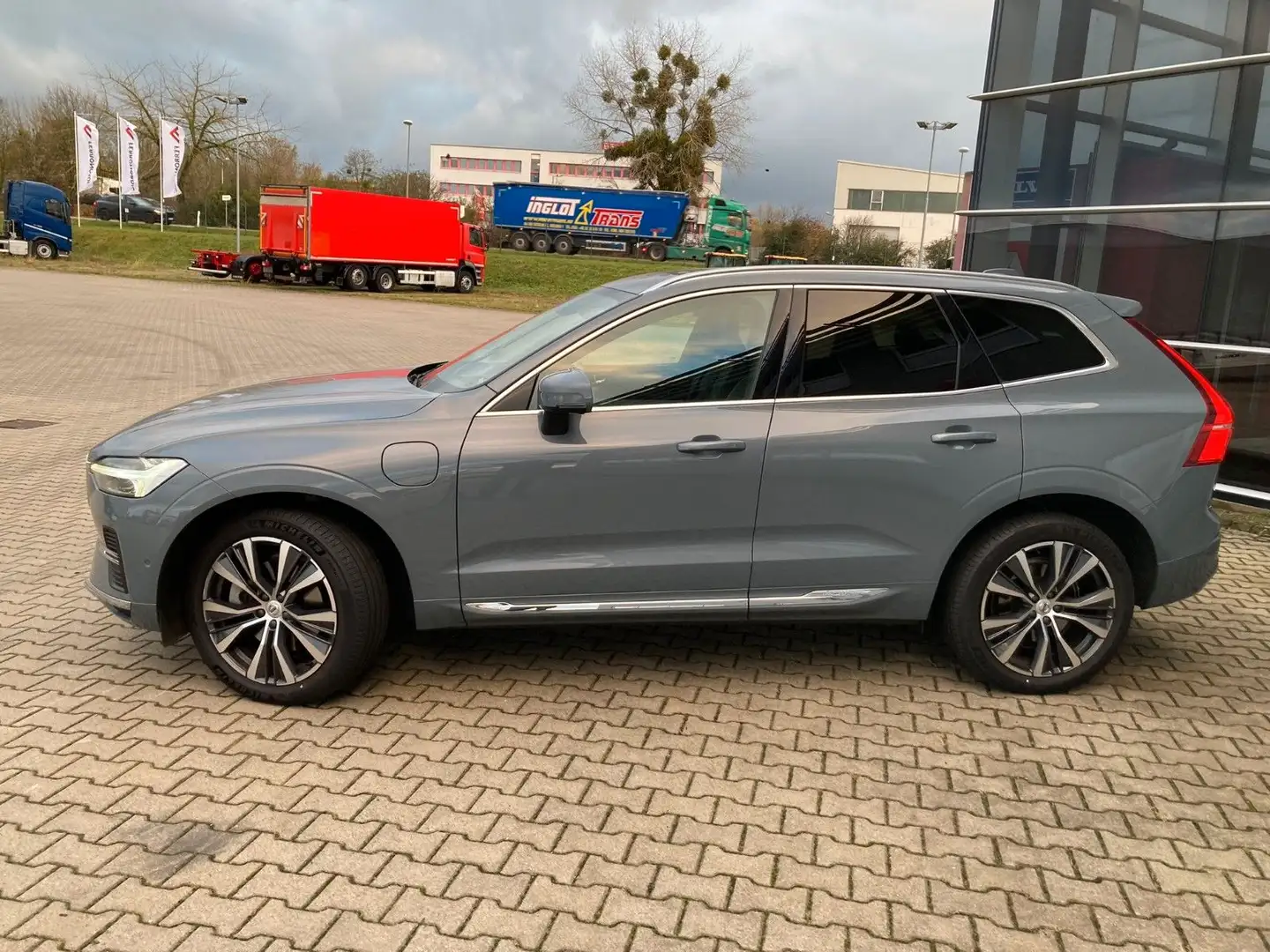 Volvo XC60 T6 Inscr. Rech. Plug-In Hybrid AWD Md.2022 Grau - 2