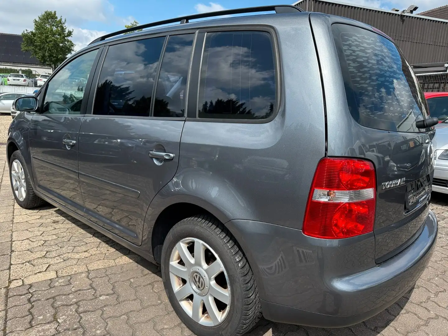 Volkswagen Touran 1.6 Klimaautomatik,Navi,7-Sitze Gri - 2