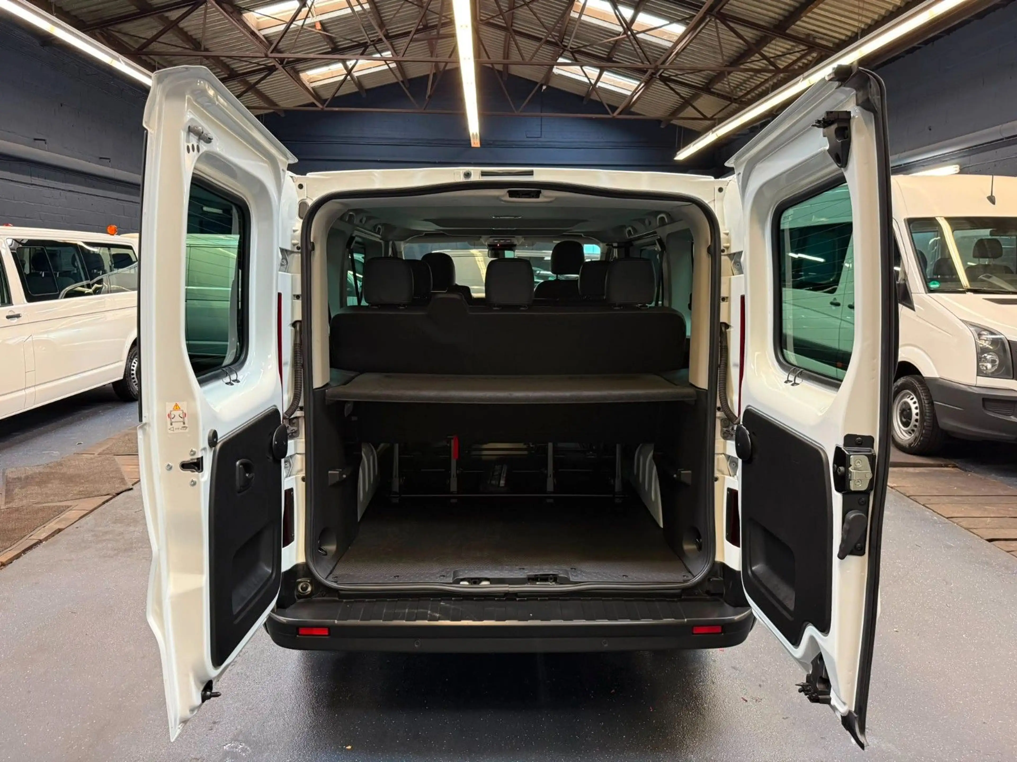 Renault Trafic Kombi L1H1 Life Style 8 Sitze AC LED PDC — photo 9