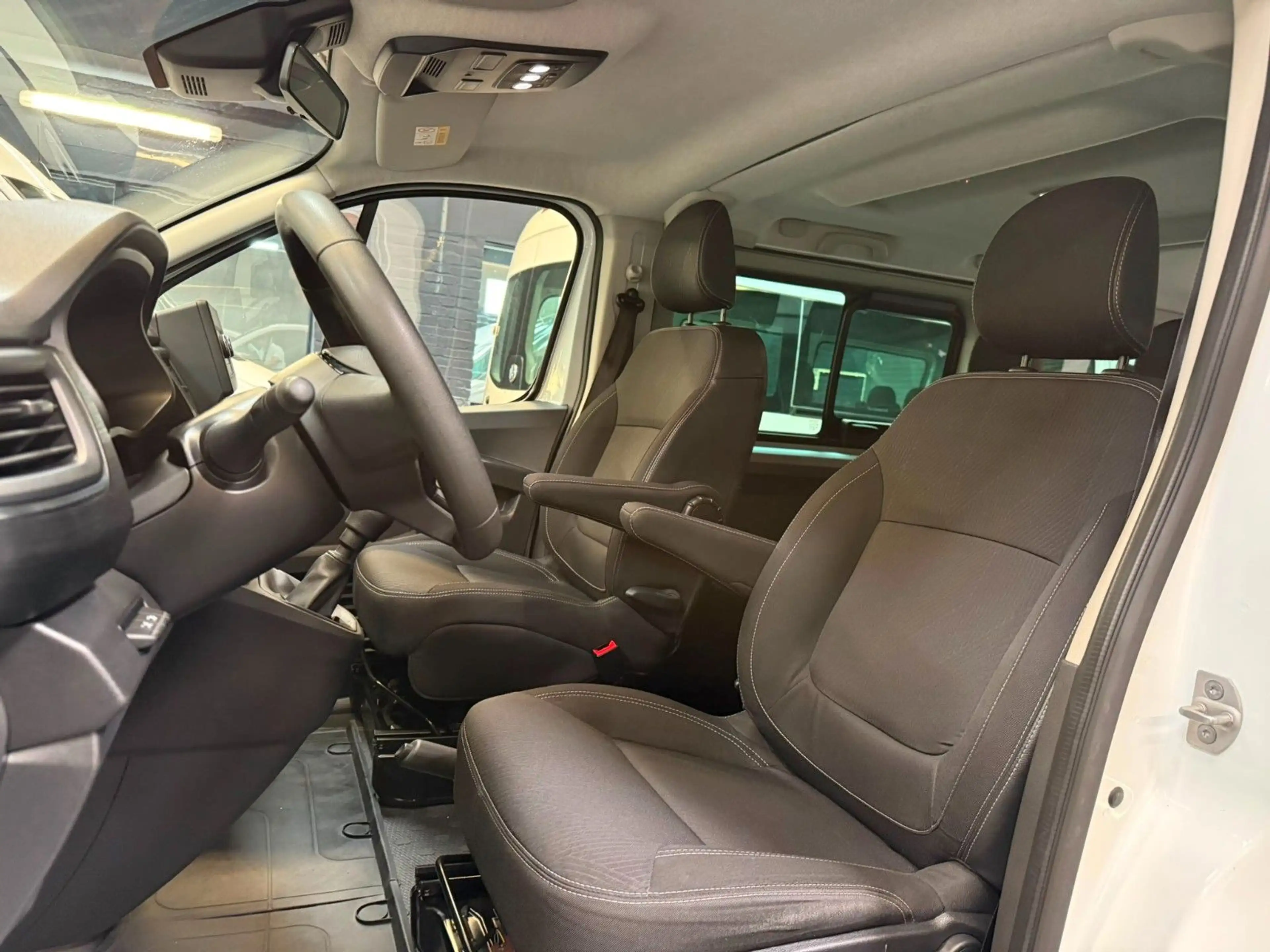 Renault Trafic Kombi L1H1 Life Style 8 Sitze AC LED PDC — photo 15