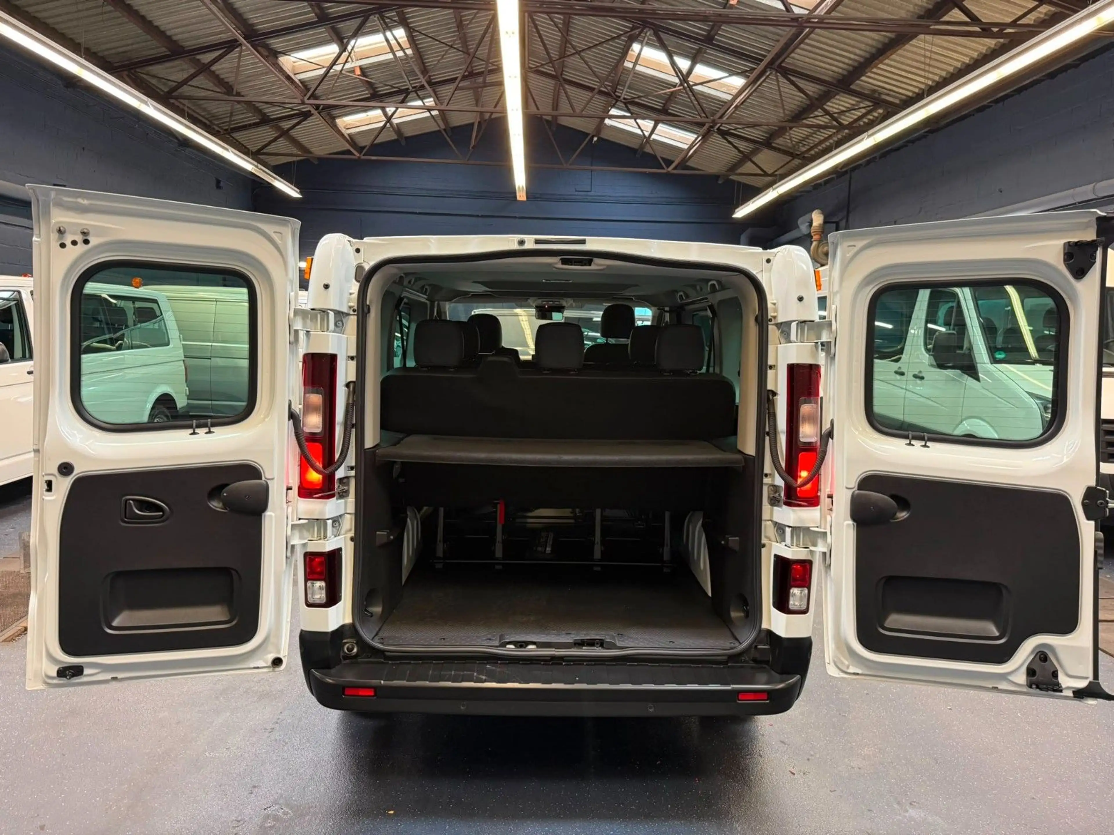 Renault Trafic Kombi L1H1 Life Style 8 Sitze AC LED PDC — photo 10