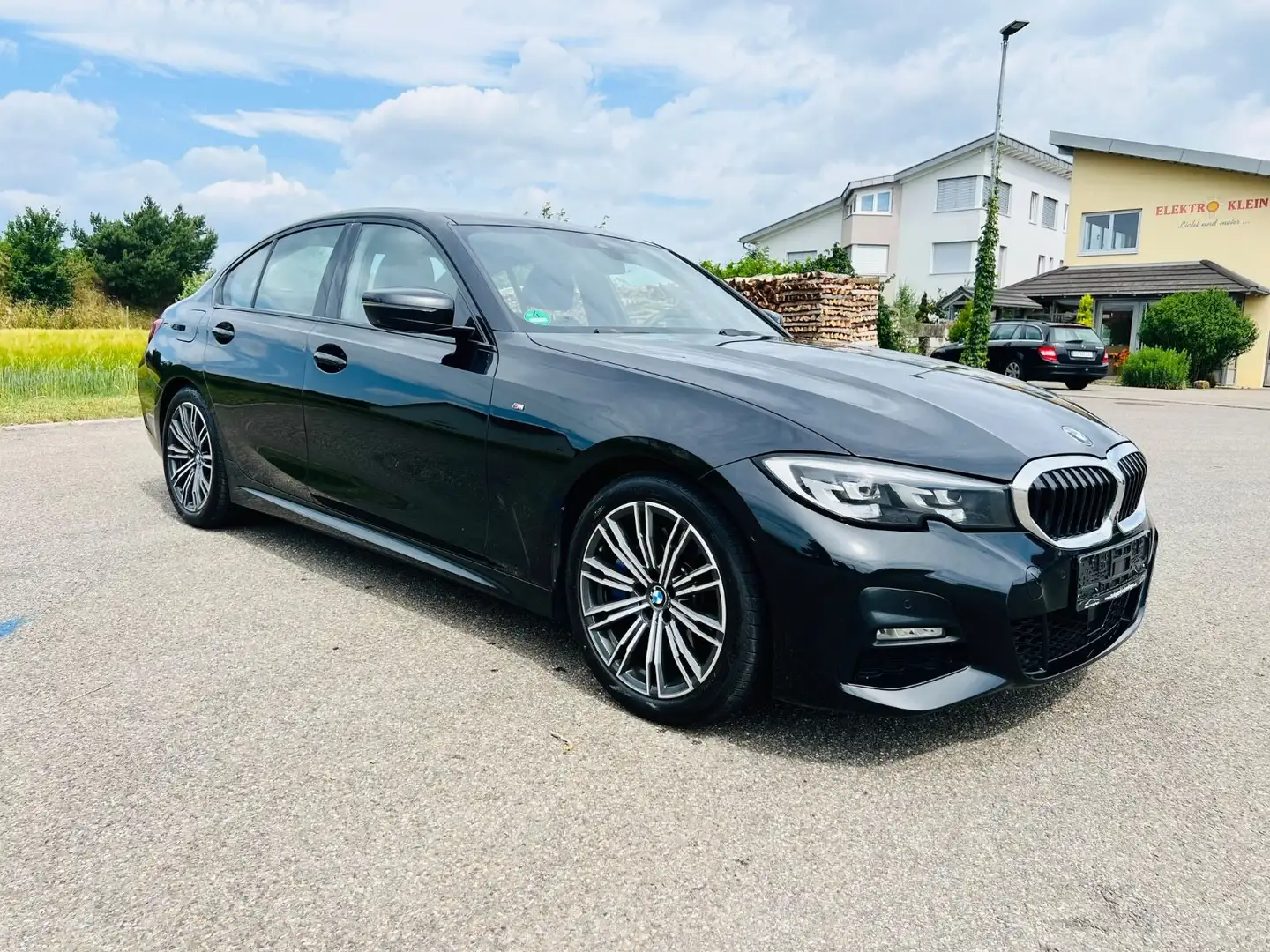 BMW 330 i M Sport*M-PAKET*AUTOMATIK*NAVI*1.HD*LED* Schwarz - 2