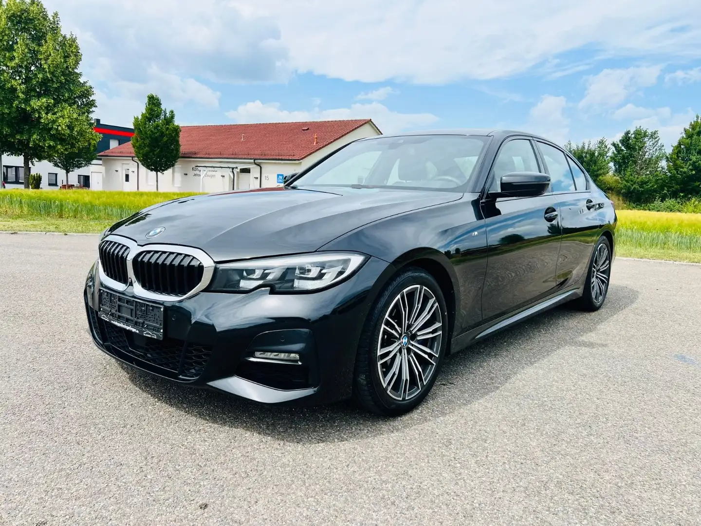 BMW 330 i M Sport*M-PAKET*AUTOMATIK*NAVI*1.HD*LED* Schwarz - 1