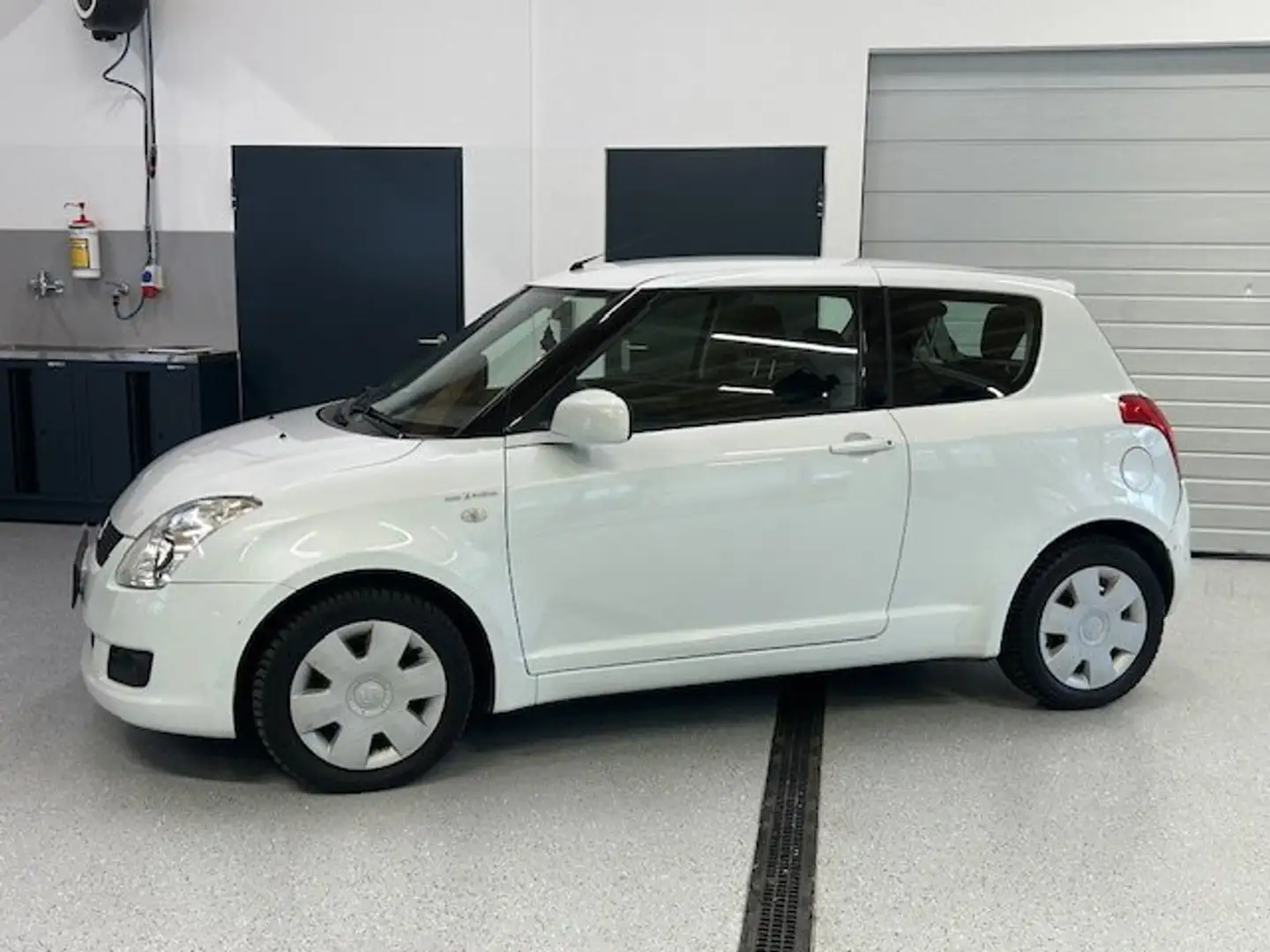 Suzuki Swift 1 Besitz mit Klima Classic (3-trg.) Weiß - 2