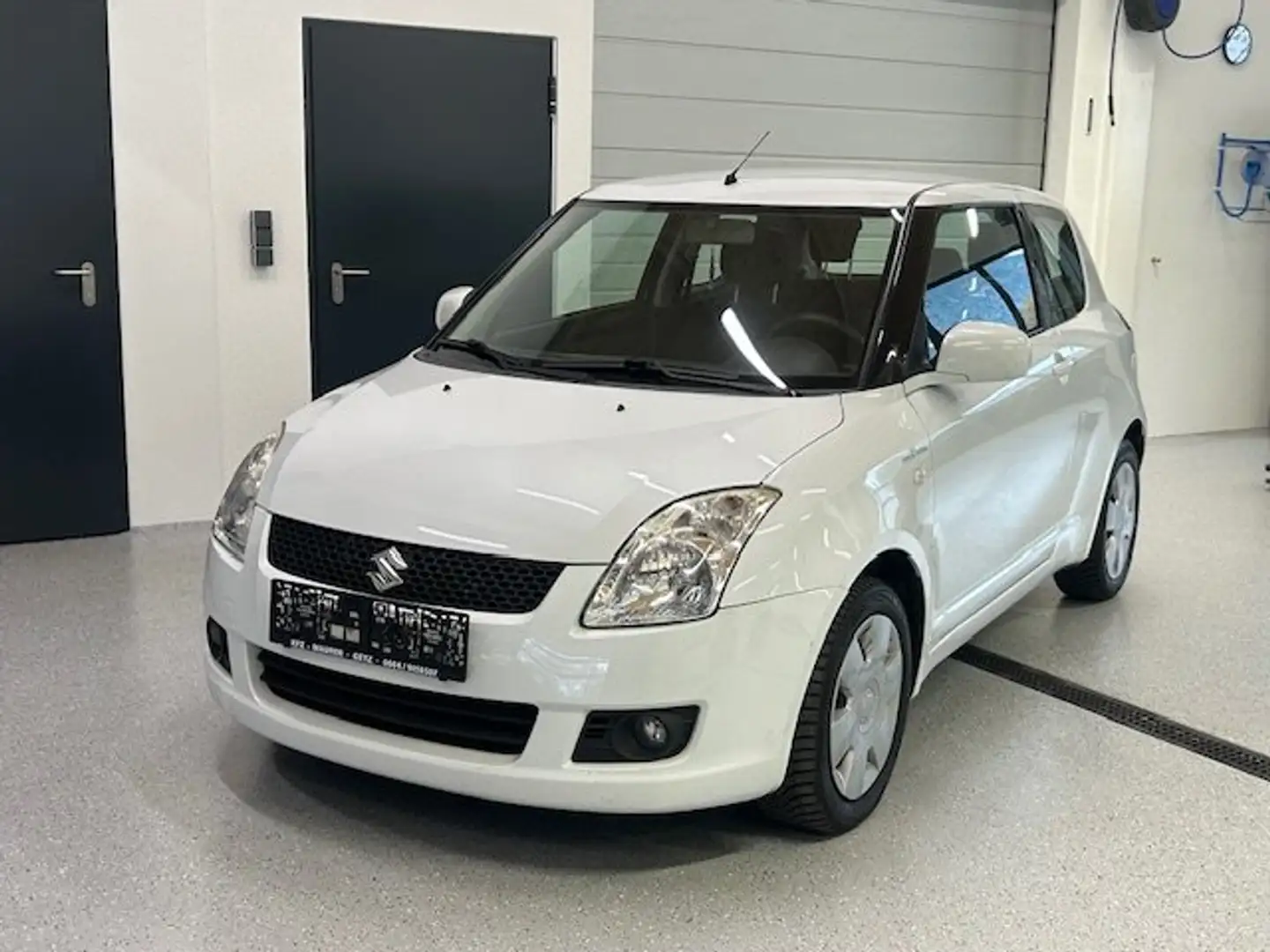 Suzuki Swift 1 Besitz mit Klima Classic (3-trg.) Weiß - 1