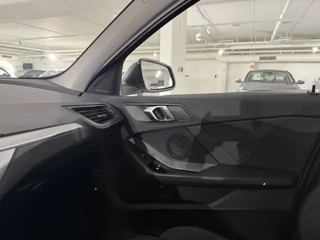 BMW 1 Series view 9