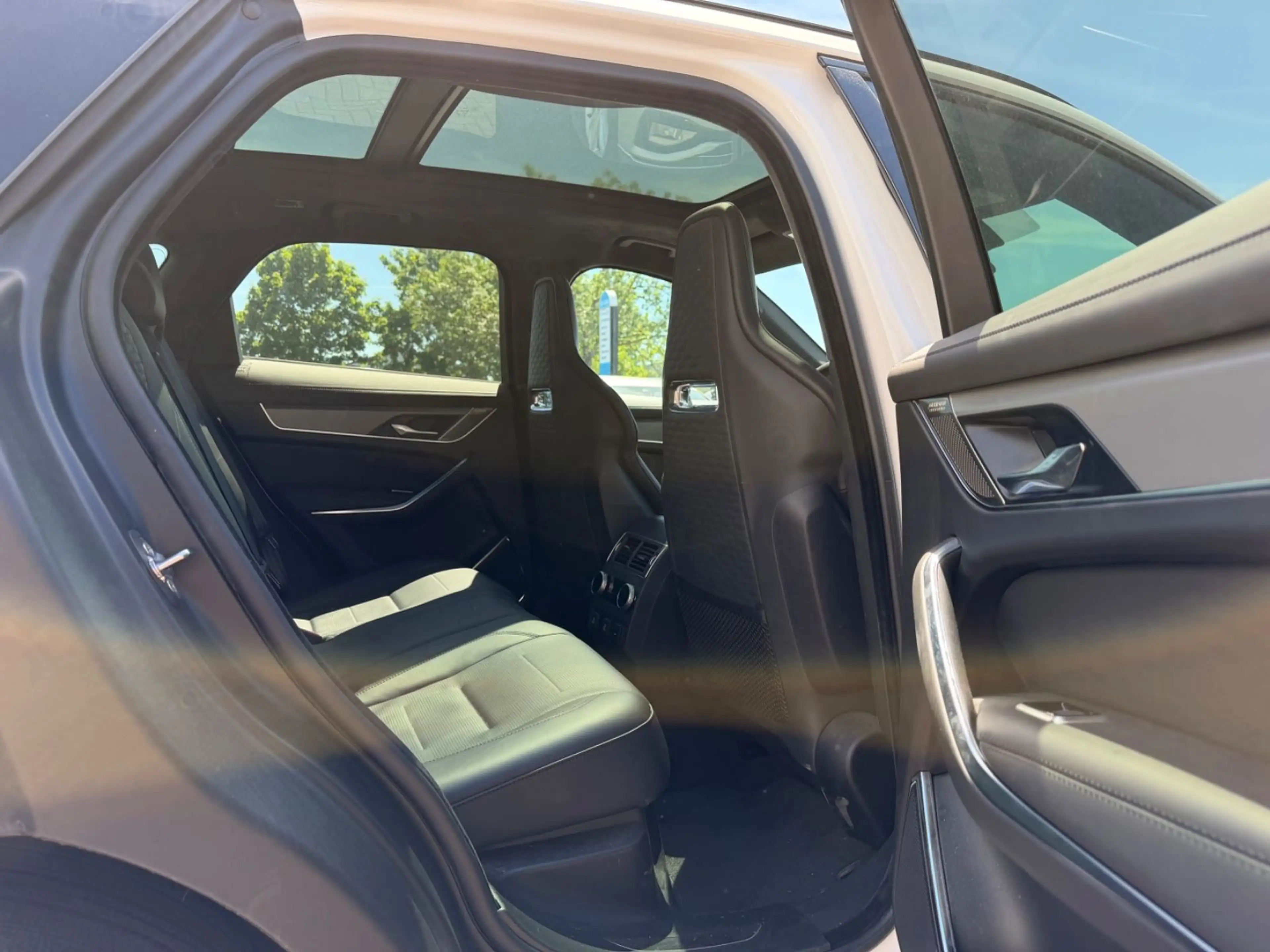 Jaguar F-Pace F-PACE SVR 575 Edition AWD *1. Hand — photo 9