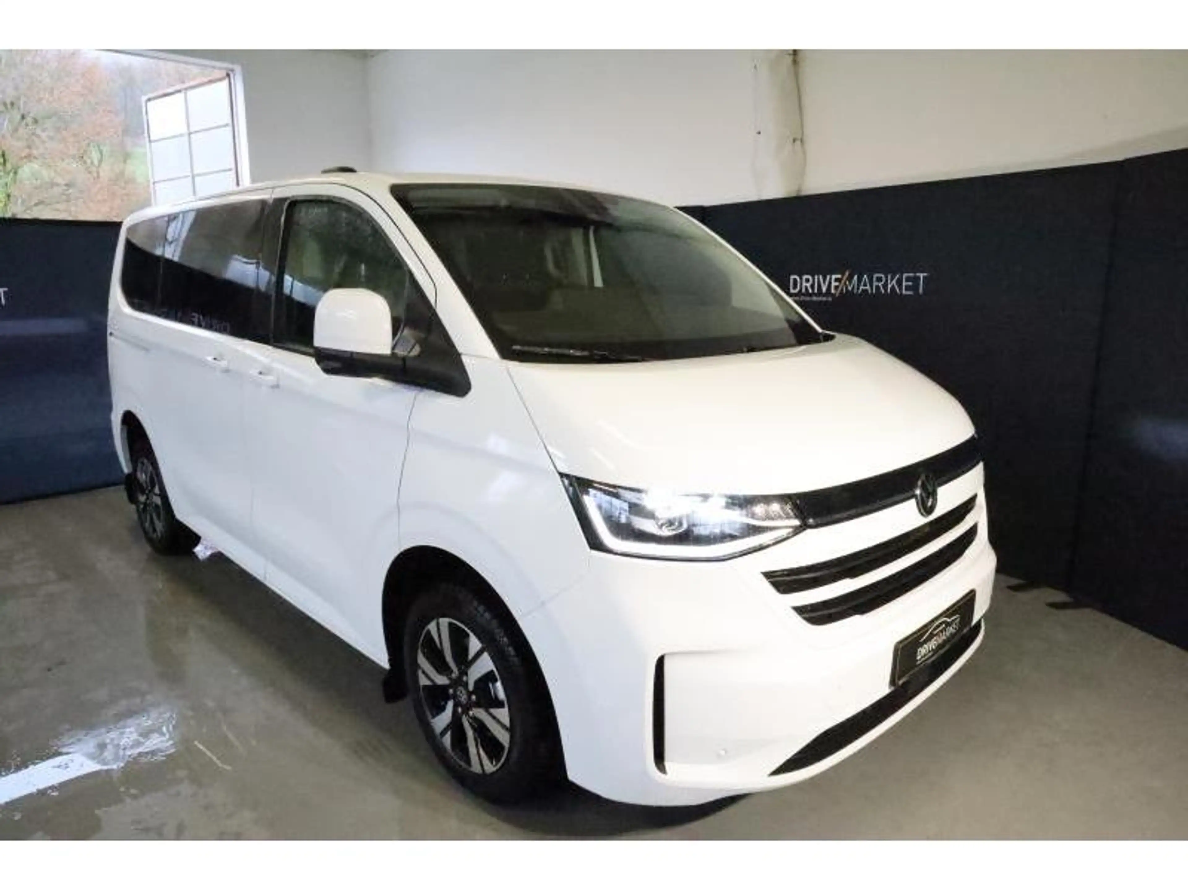 Volkswagen T7 Caravelle STYLE COURT A8