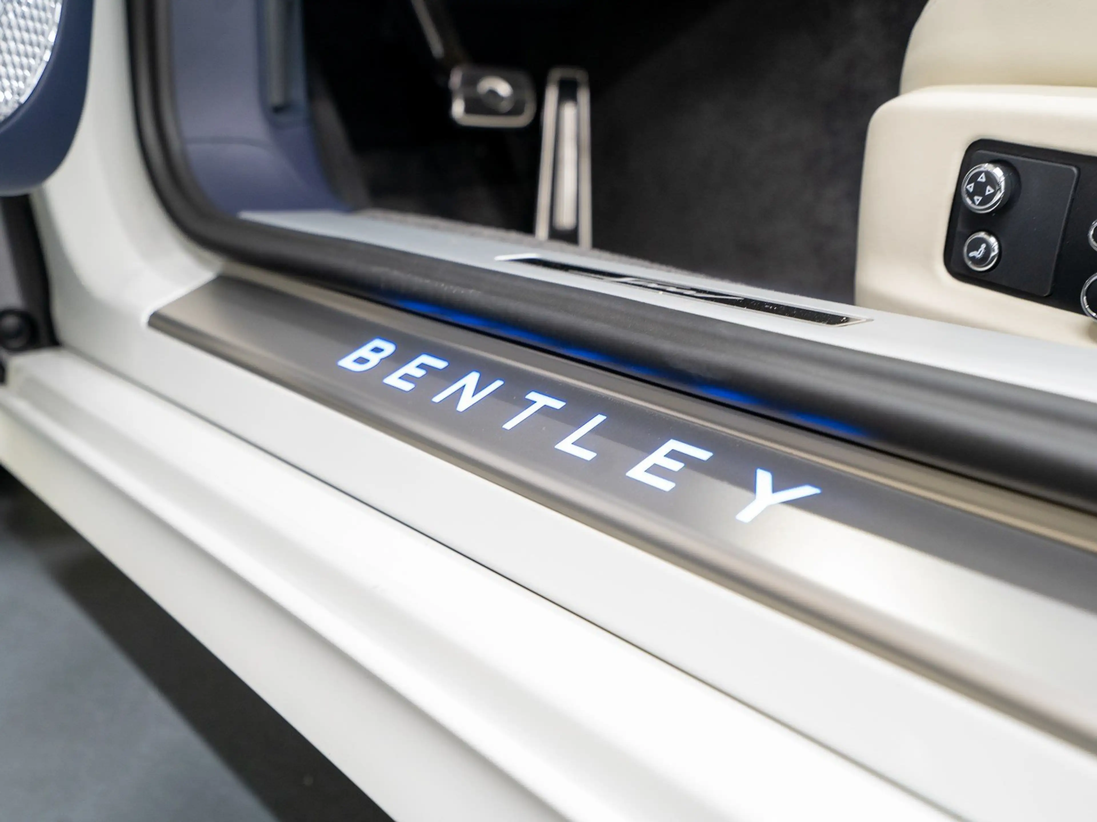 Bentley Continental GTC Speed — photo 9