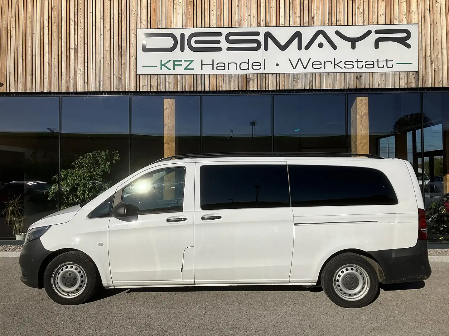 Mercedes-Benz Vito Tourer Pro 114 BlueTEC extralang Aut. Weiß - 2