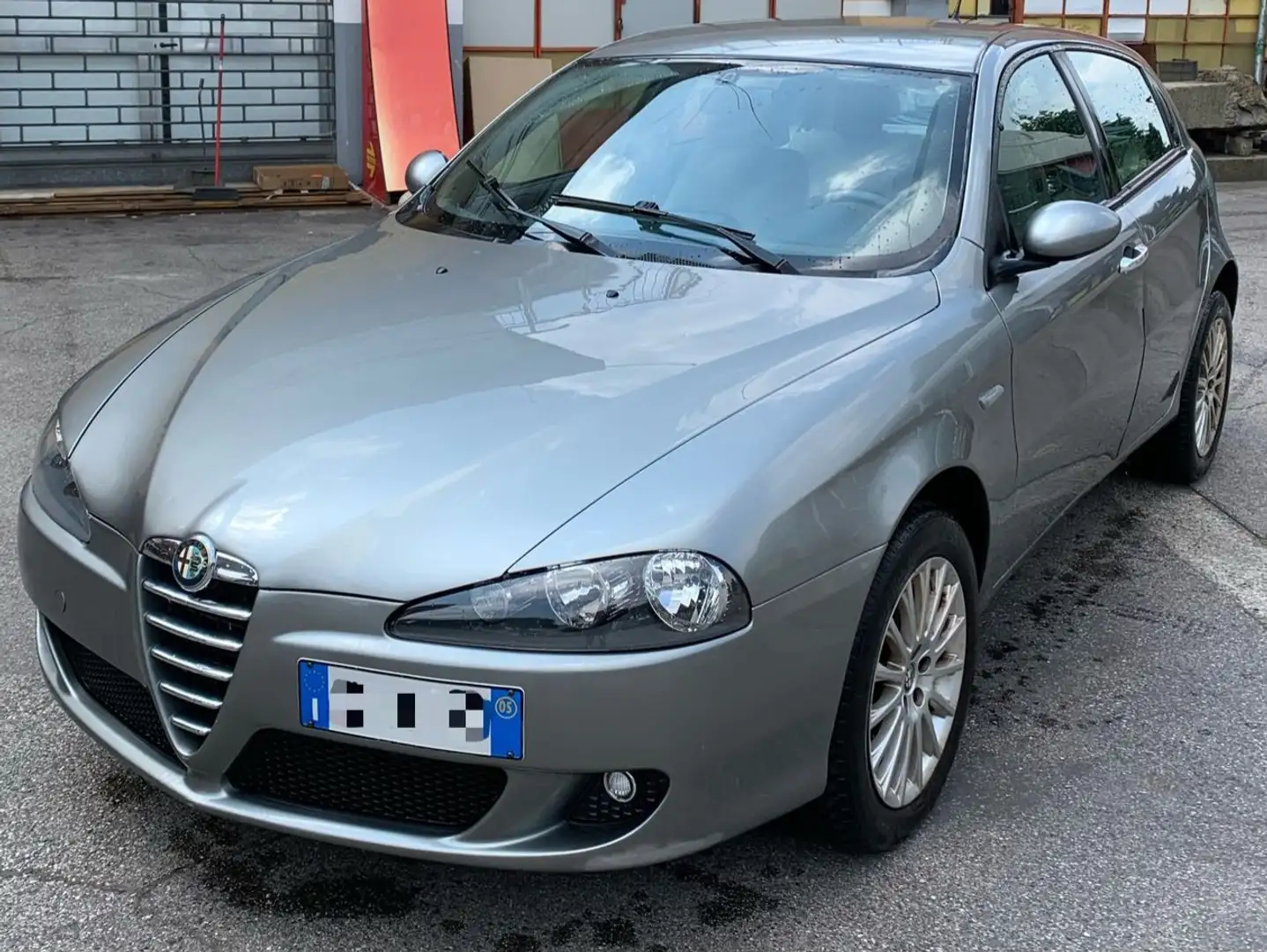 Alfa Romeo 147 147 5p 1.9 jtd Distinctive 120cv Gris - 1