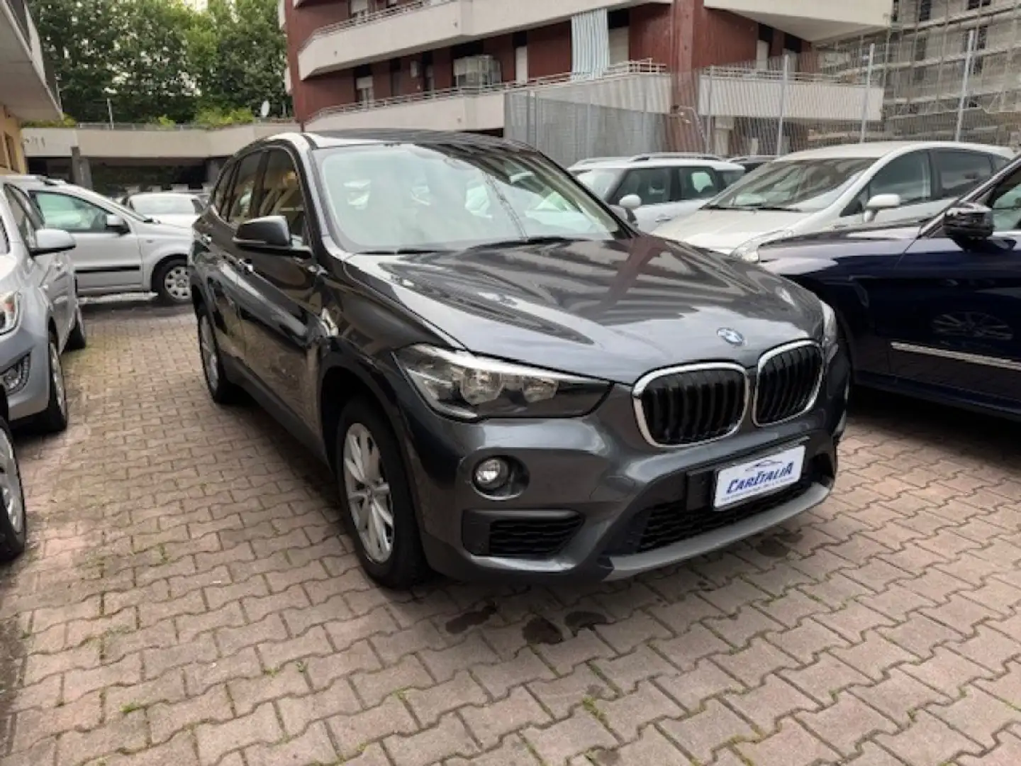 BMW X1 sDrive16d Advantage Gris - 1