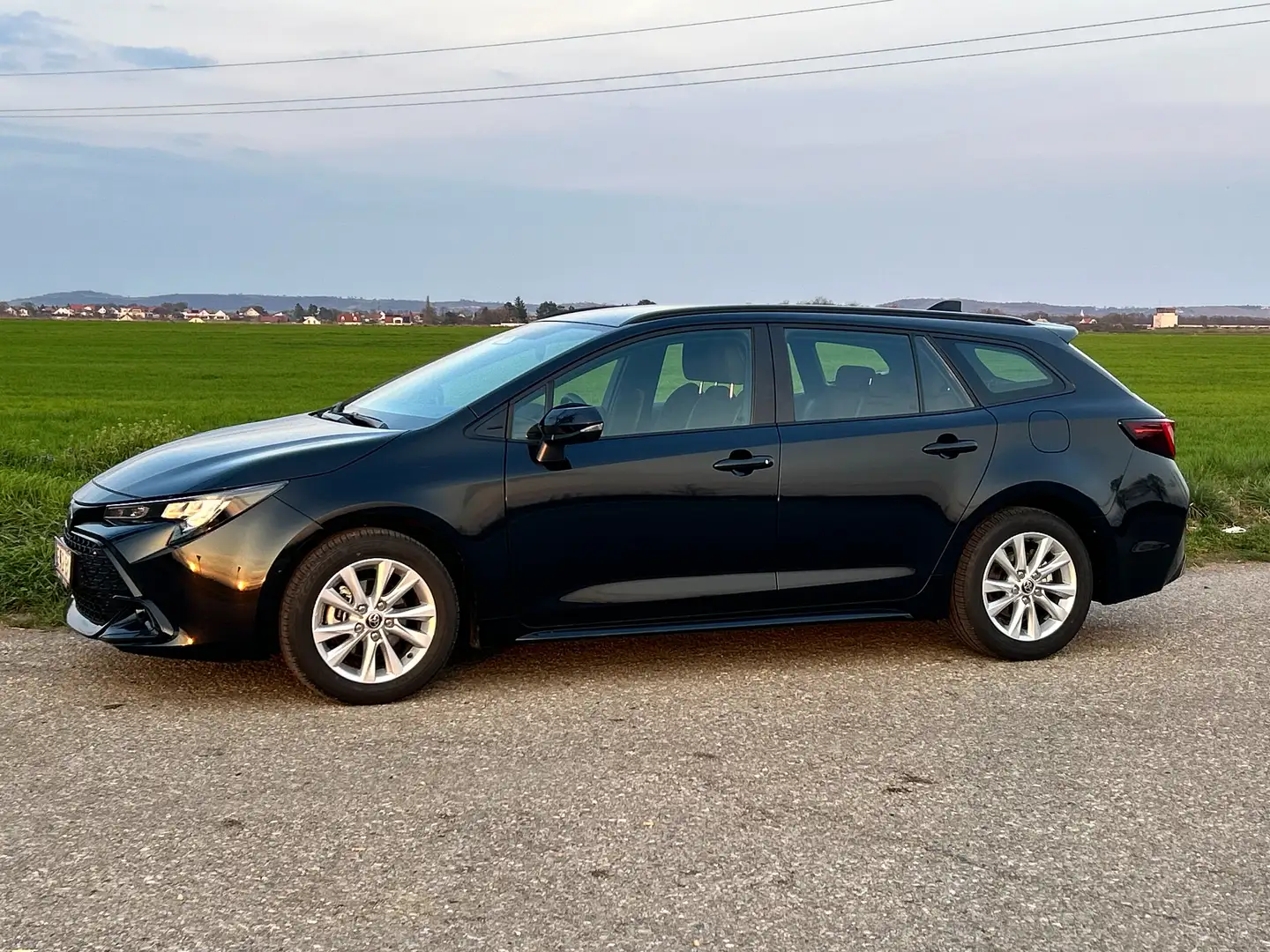 Toyota Corolla Kombi Automatik, 9 Jahre Garantie Schwarz - 2