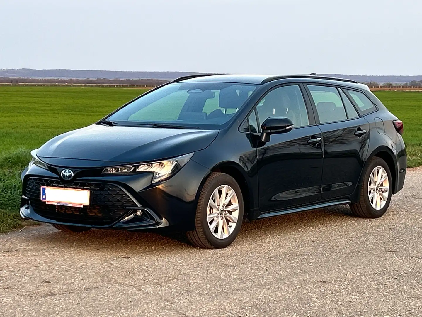 Toyota Corolla Kombi Automatik, 9 Jahre Garantie Schwarz - 1