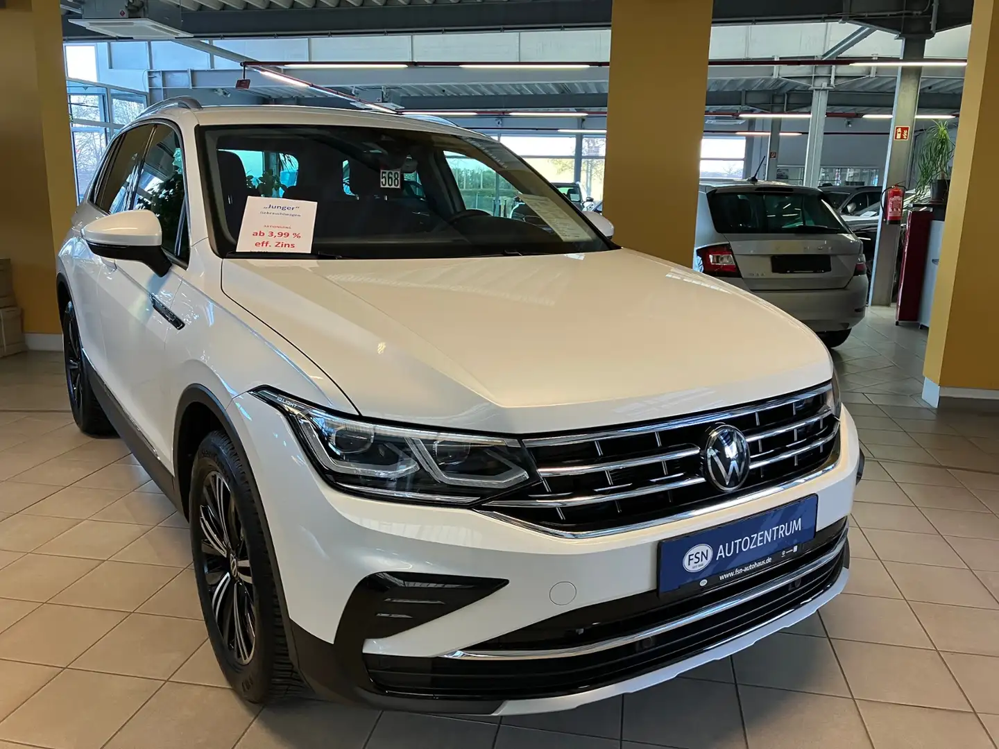 Volkswagen Tiguan 2.0 TDI Elegance DSG IQ AHK STHZG NAVI RFK Weiß - 2