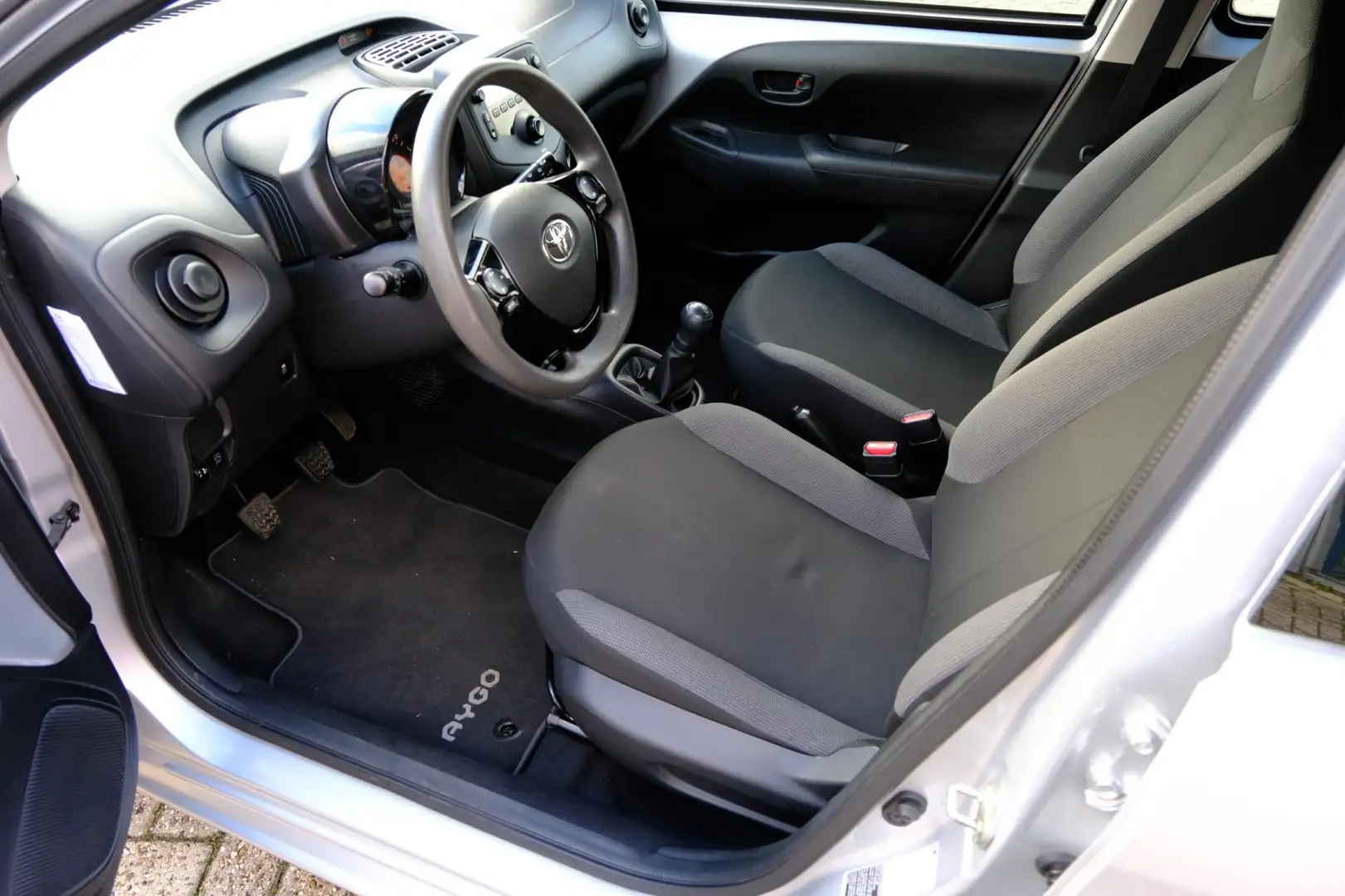 Toyota Aygo 1.0 VVT-i x-fun 5-drs Airco|LED Dagrij Grijs - 2