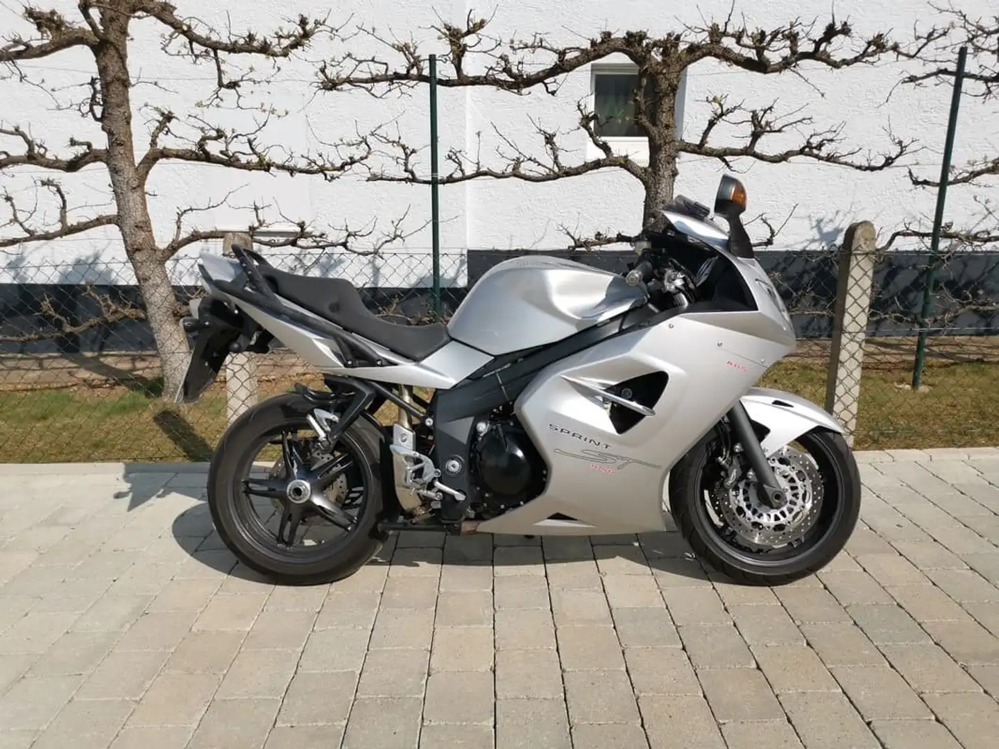 Triumph Sprint ST Silber - 2