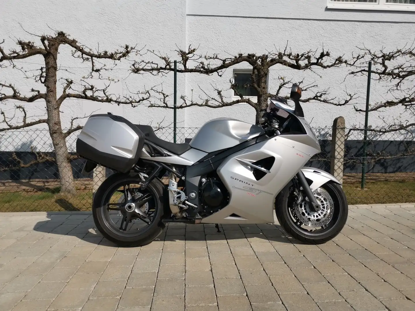 Triumph Sprint ST Silber - 1