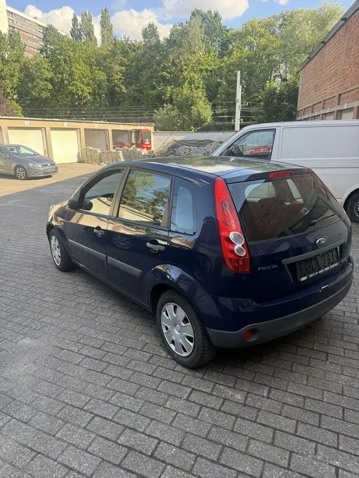 Ford Fiesta 5 portes — photo 2