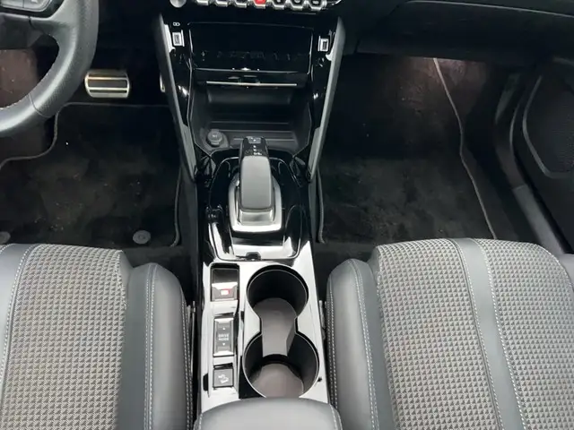 Peugeot E-2008 view 11