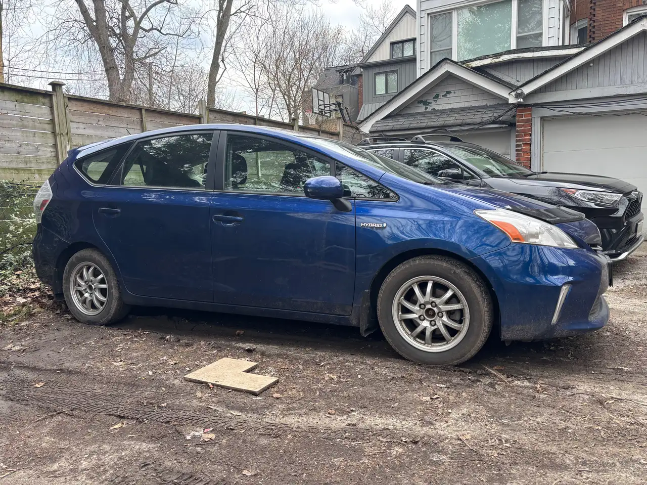 Toyota Prius v снимка Toyota Prius v