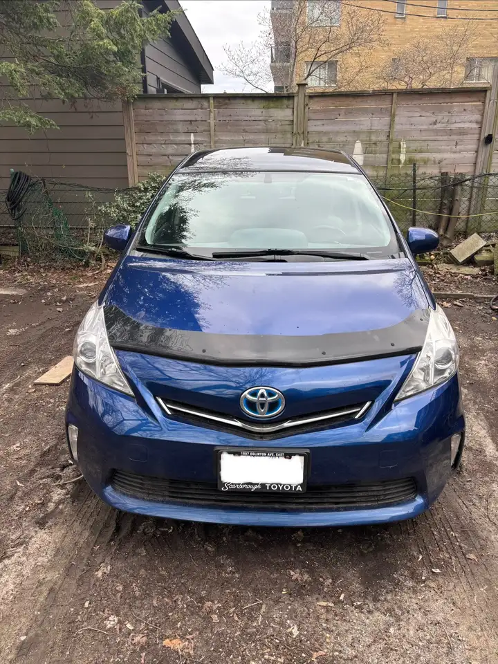 Toyota Prius v снимка Toyota Prius v
