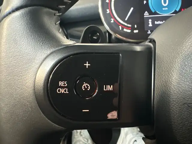 Mini Hatch view 13