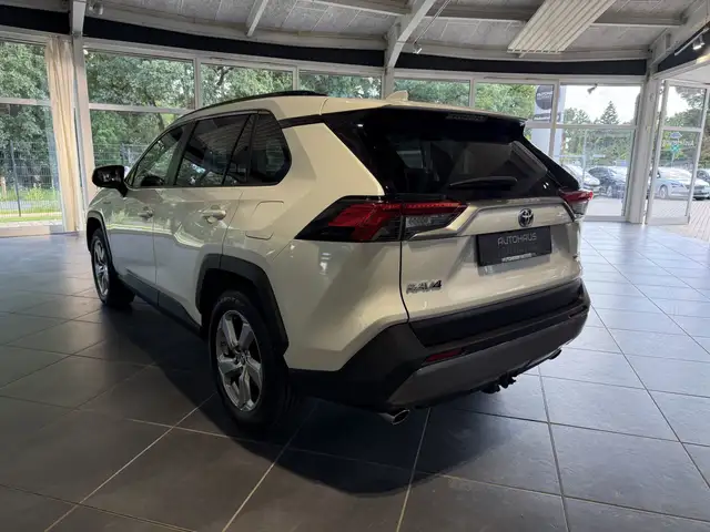 Toyota Rav4 view 4