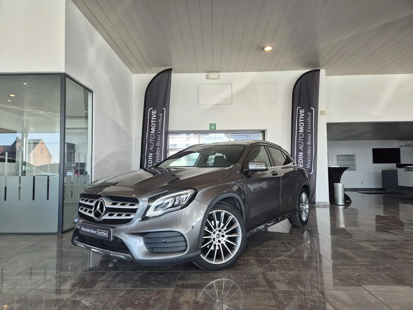 Mercedes-Benz GLA 180 AMG Line | Panoramisch Dak | Memory Zetels | Verwa Grijs - 2