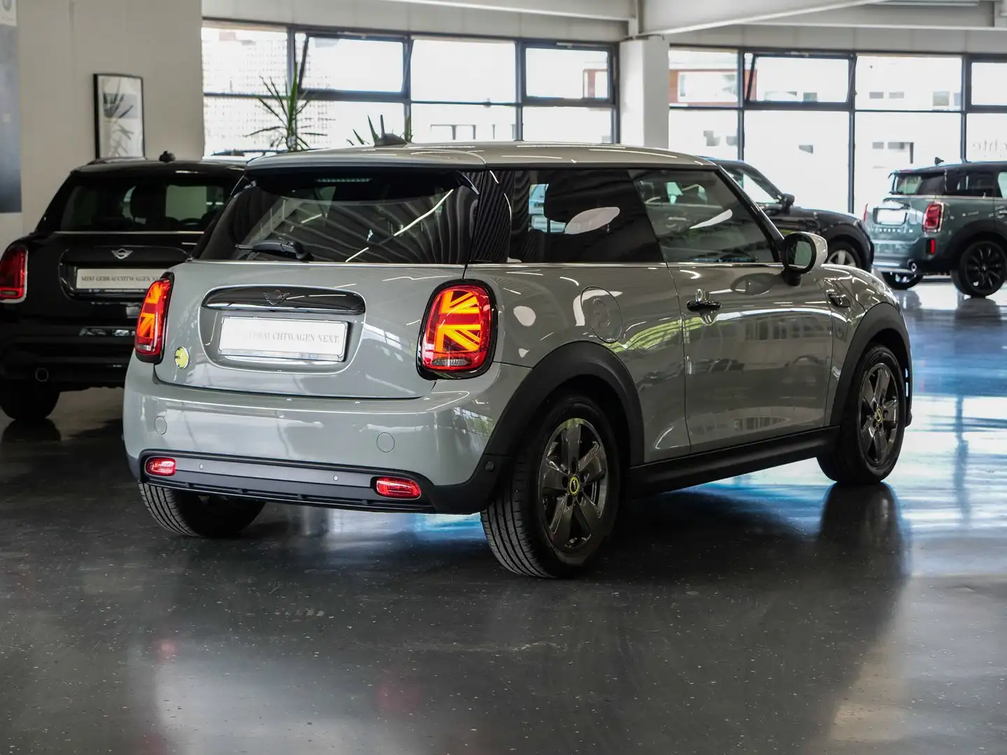 MINI Cooper SE Essential Trim Aut Nav LED PDChi Shz Grau - 2