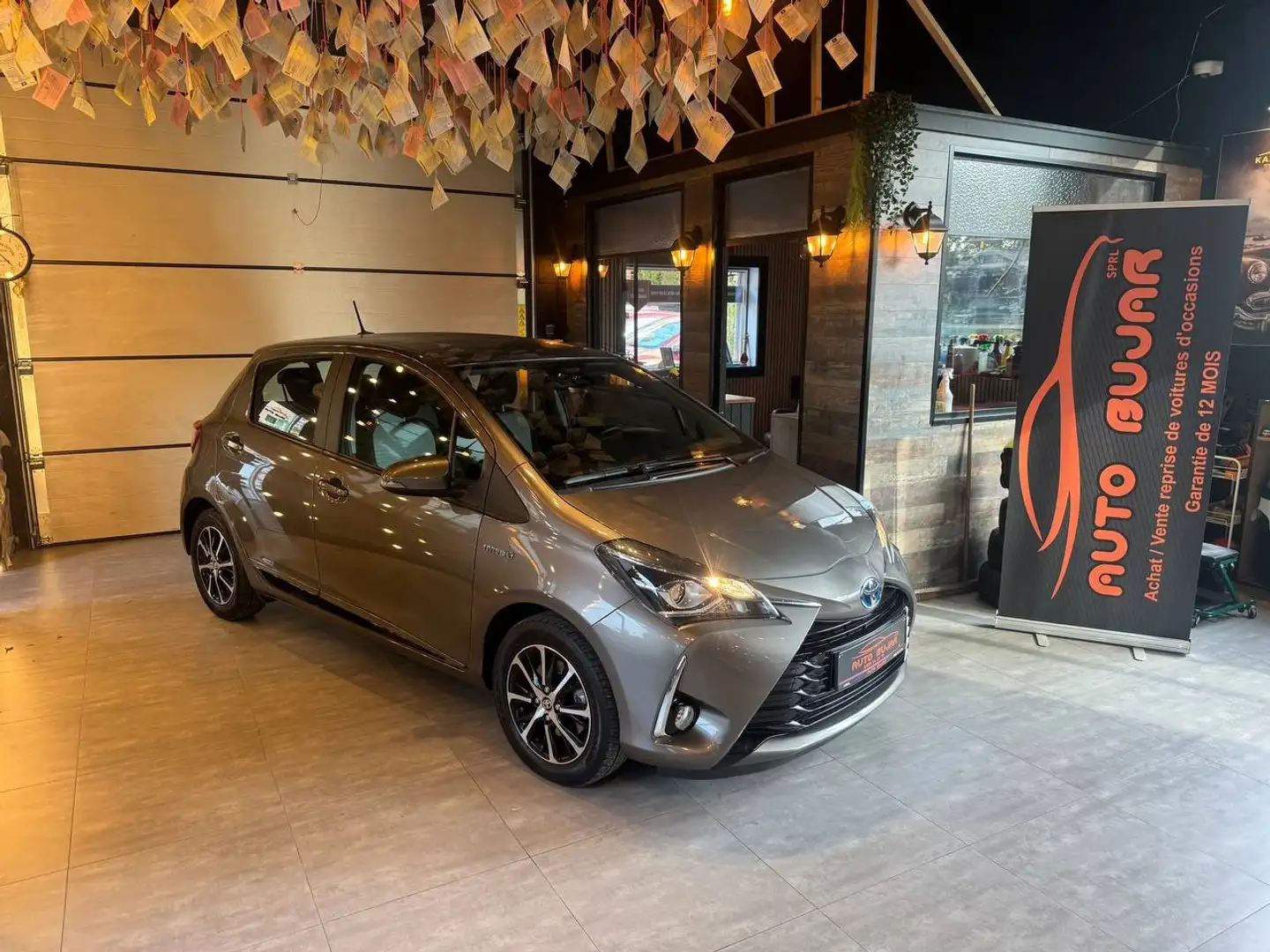 Toyota Yaris 1.5 HYBRIDE E-CVT COMFORT & PACK Y-CONIC LHD Grijs - 1