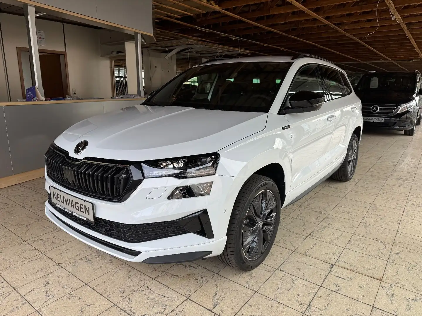 Skoda Karoq Sportline 1.5 DSG*ACC*AHK*NAVI*360°Kamera* Weiß - 1