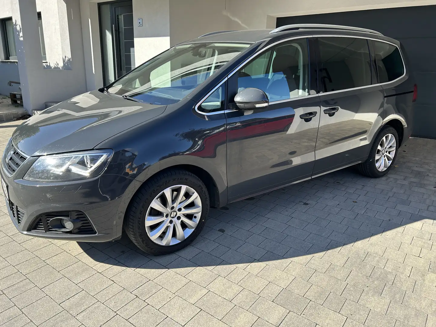 SEAT Alhambra 2,0 TDI Grau - 1