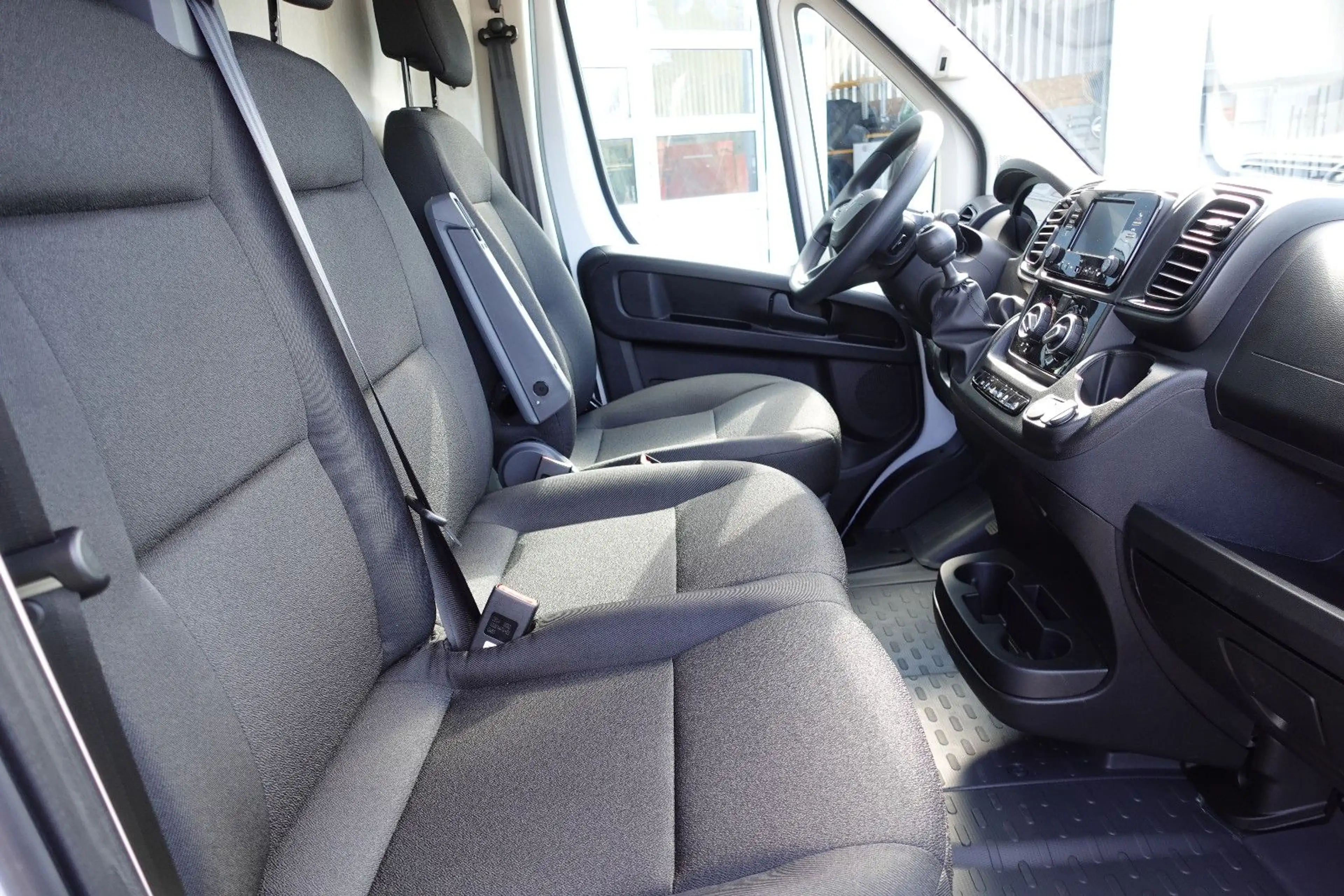 Peugeot Boxer Kasten 335 L3H2 BlueHDi 140 2 Schiebetüren — photo 15