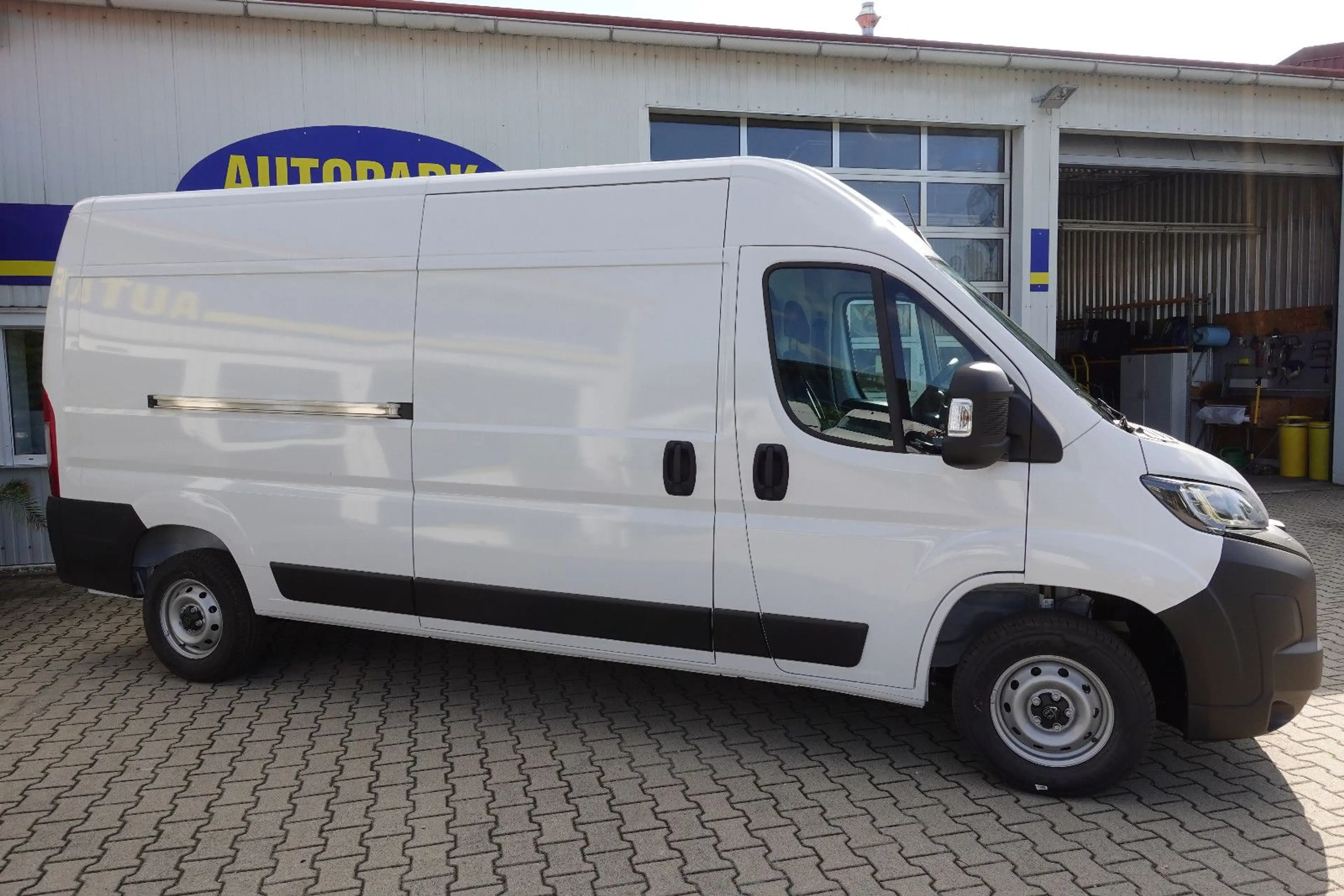 Peugeot Boxer Kasten 335 L3H2 BlueHDi 140 2 Schiebetüren — photo 12