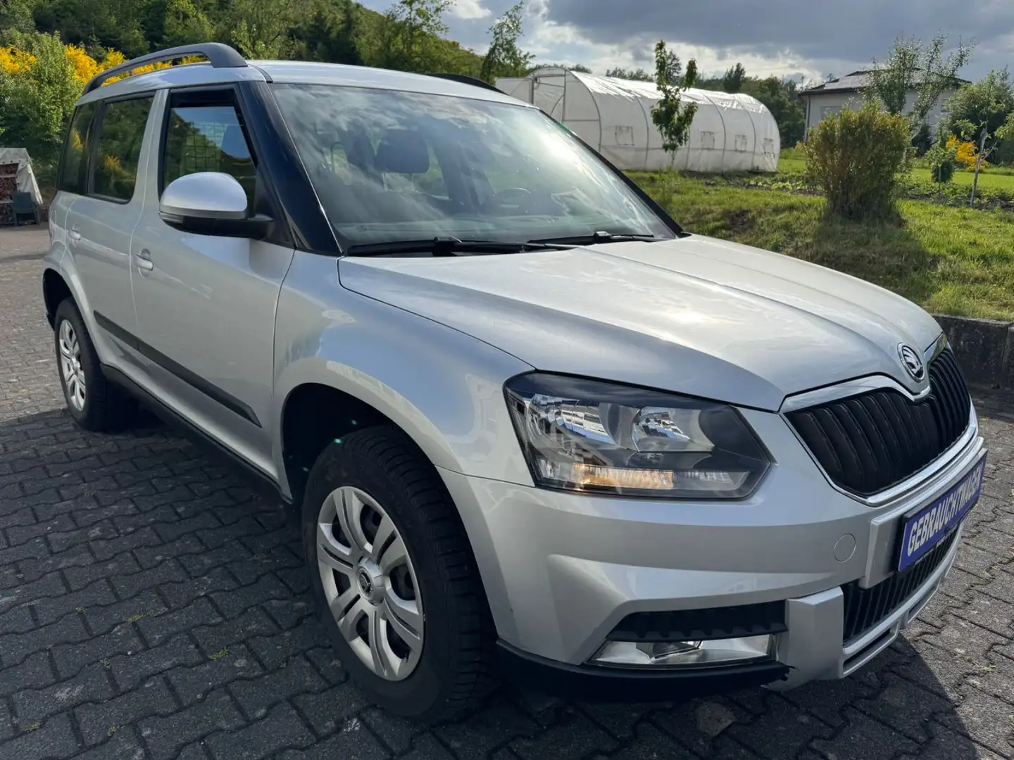 Skoda Yeti Active Outdoor 4x4-AHK-PDC-2. Hand-Tüv neu Silber - 1