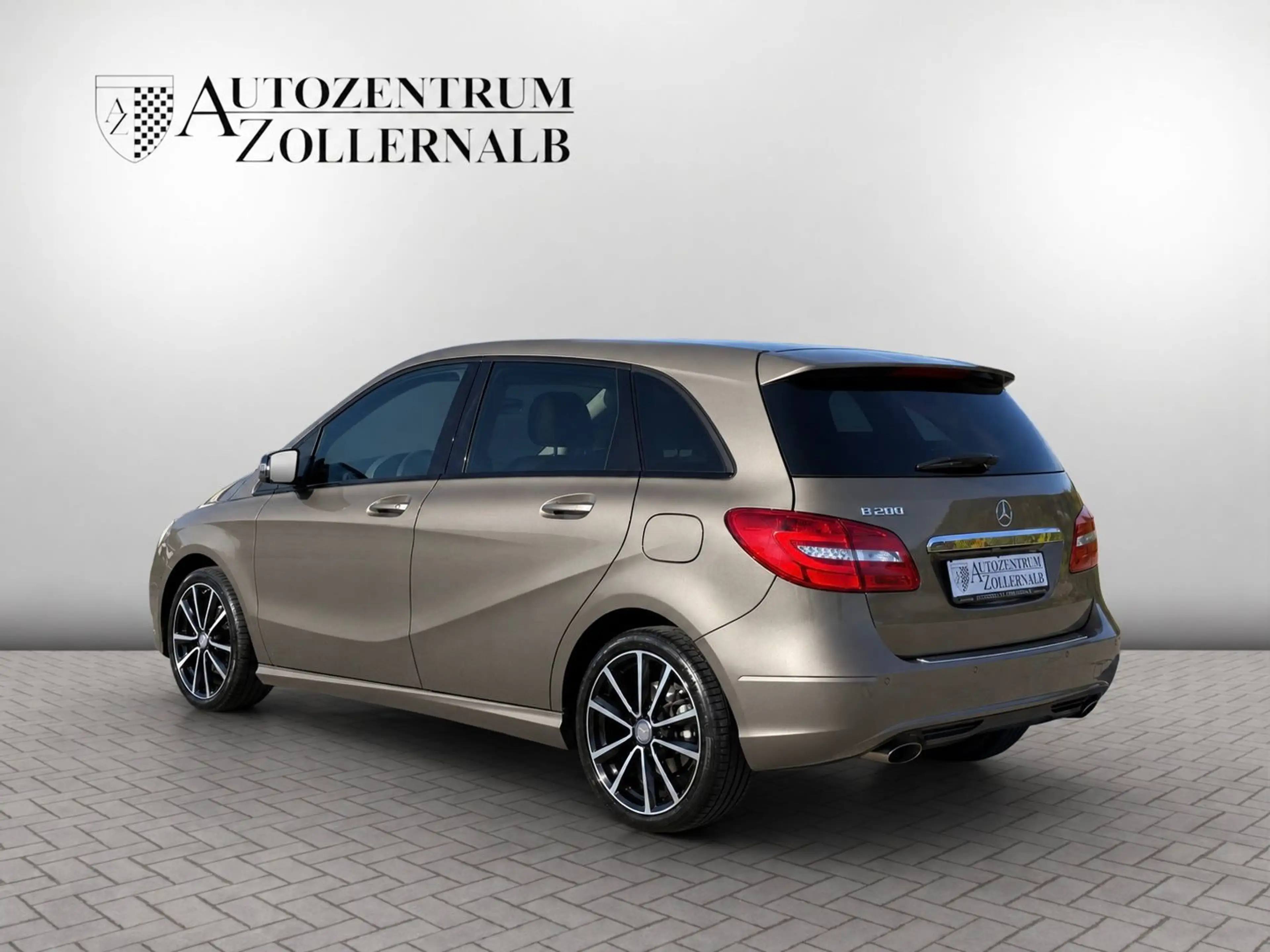 Mercedes-Benz B 200 7G-DCT *1.HAND*AHK*SPORT*NIGHT*NAVI*MEMORY — photo 4