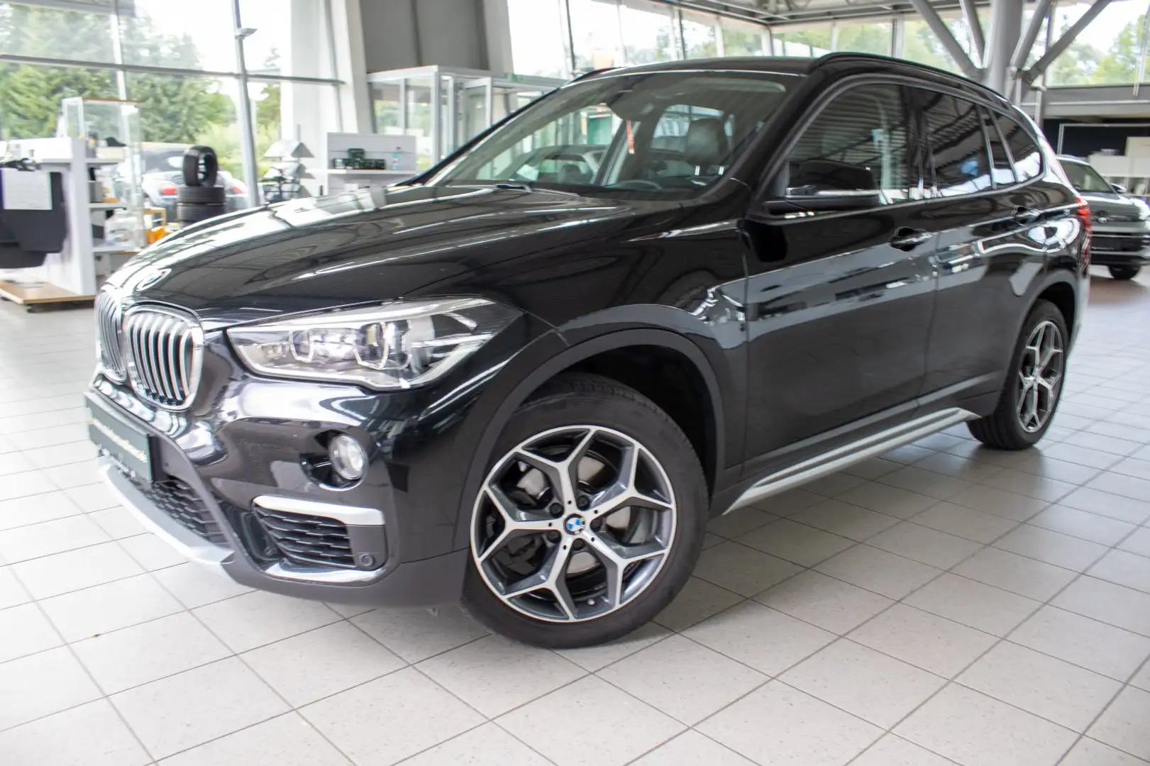 BMW X1 xLine | Automatik | Navi | LED | PDC v/h | SHZ | H Fekete - 1