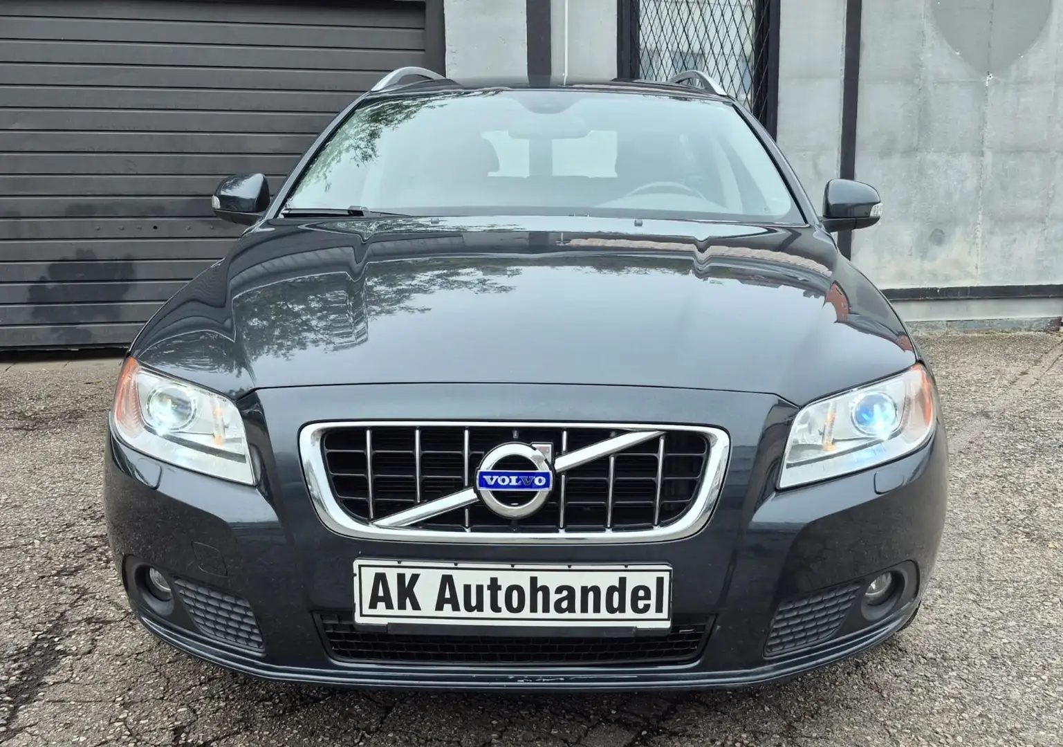 Volvo V70 Kombi Summum AHK Standheiz Navi 1 Hand Grijs - 2