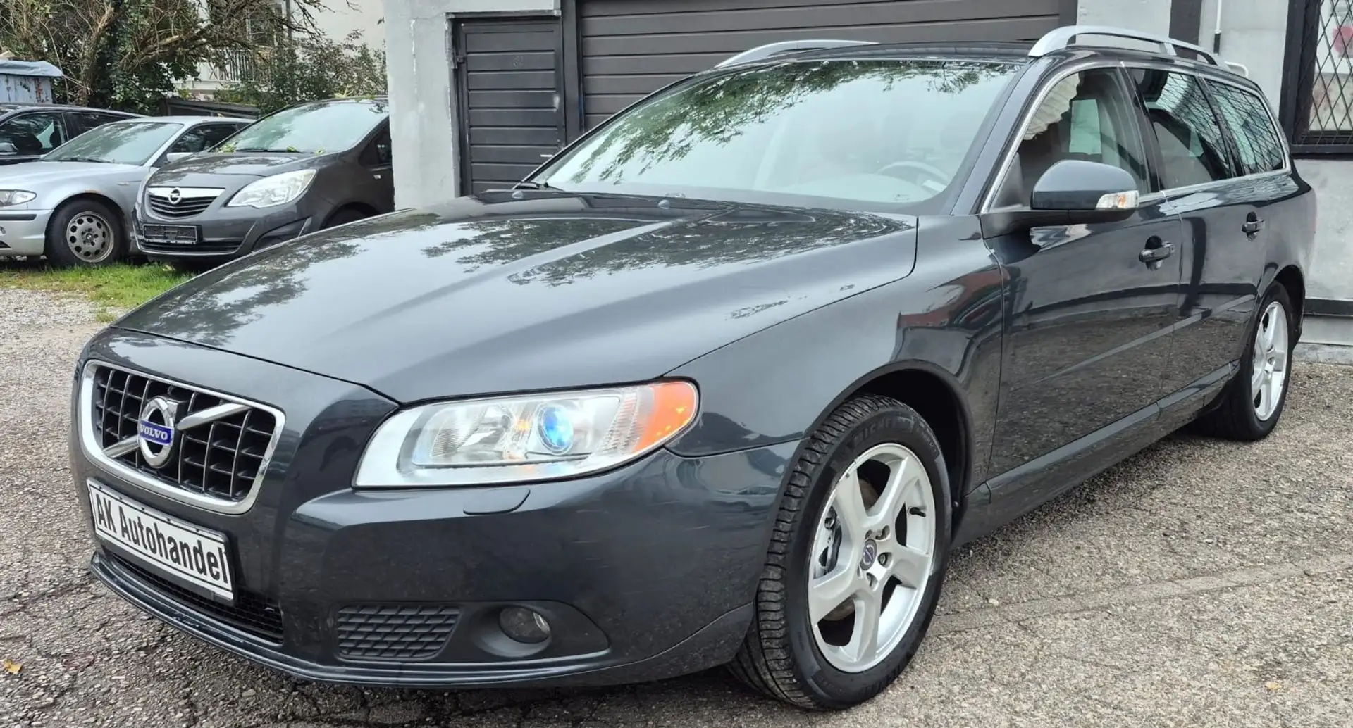 Volvo V70 Kombi Summum AHK Standheiz Navi 1 Hand Grijs - 1